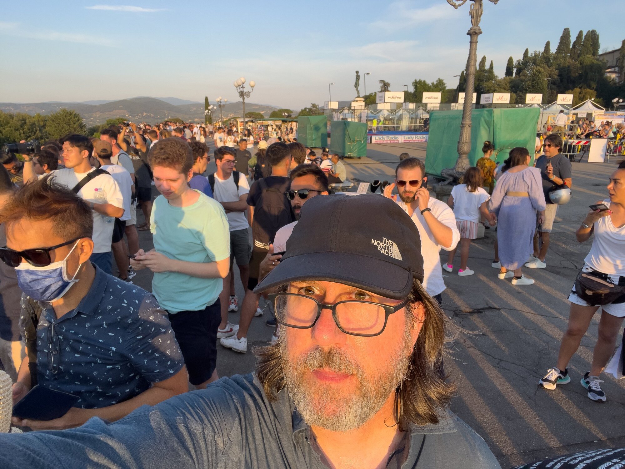Some of the many people behind Jeff vying for a view of the Florence skyline at sunset. (Photo: Jeff Carlson)