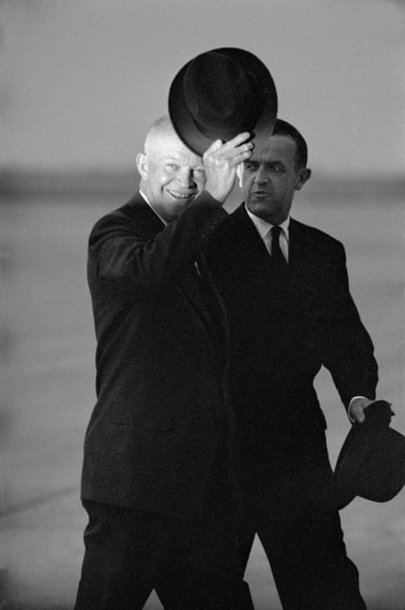 Lessing, Erich: Eisenhower raises his hat to peace