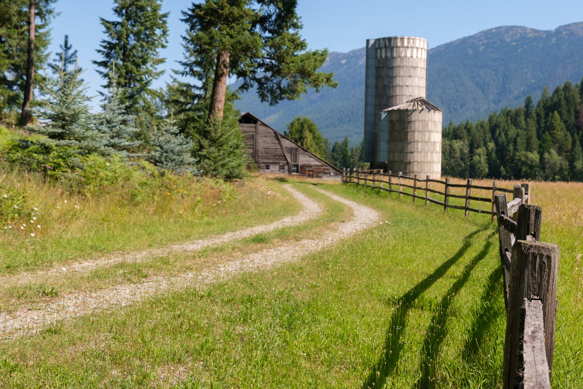 Barn and Fence Image #1 with the foreground fence in focus and the barn out of focus Camera: Fujifilm X-T3 Shutter speed: 1/250 sec Aperture: f/8 ISO: 160 Photo: Jeff Carlson