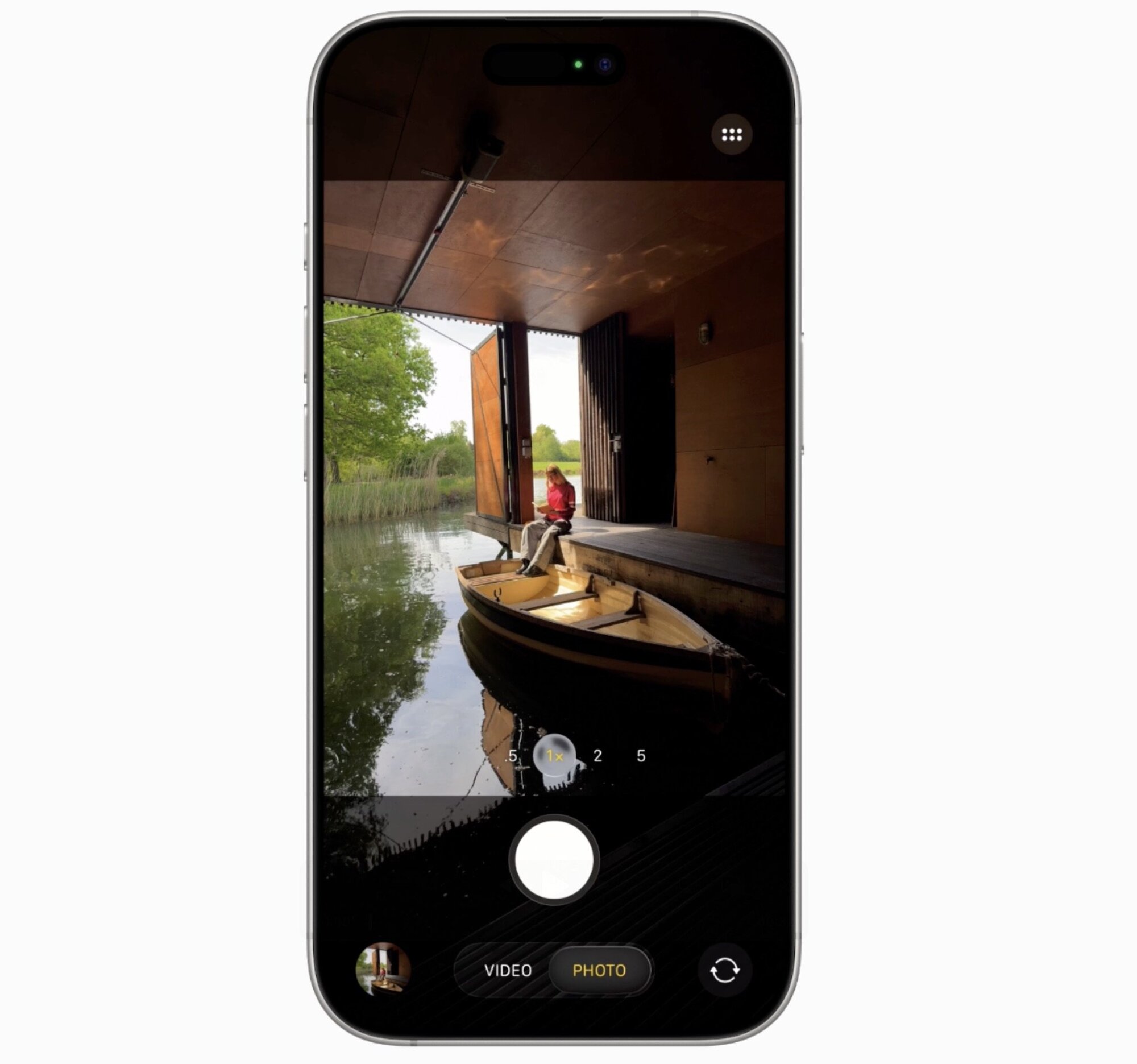 The minimal Camera app in iOS 26. (Apple)