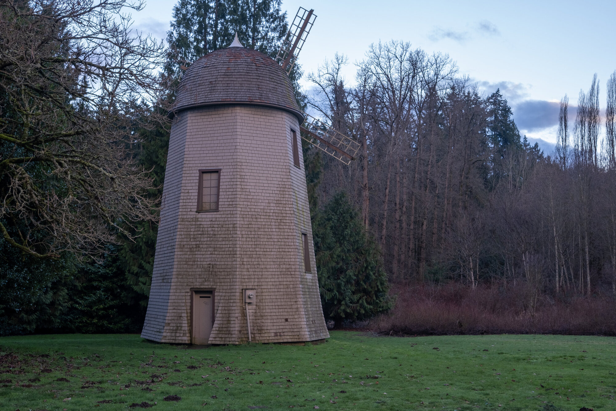Approaching the Windmill Camera: Fujifilm X-T3 Lens: Fujifilm XF 27mm f/2.8 Shutter speed: 1/60 sec Aperture: f/7.1 ISO: 200 Photo: Jeff Carlson