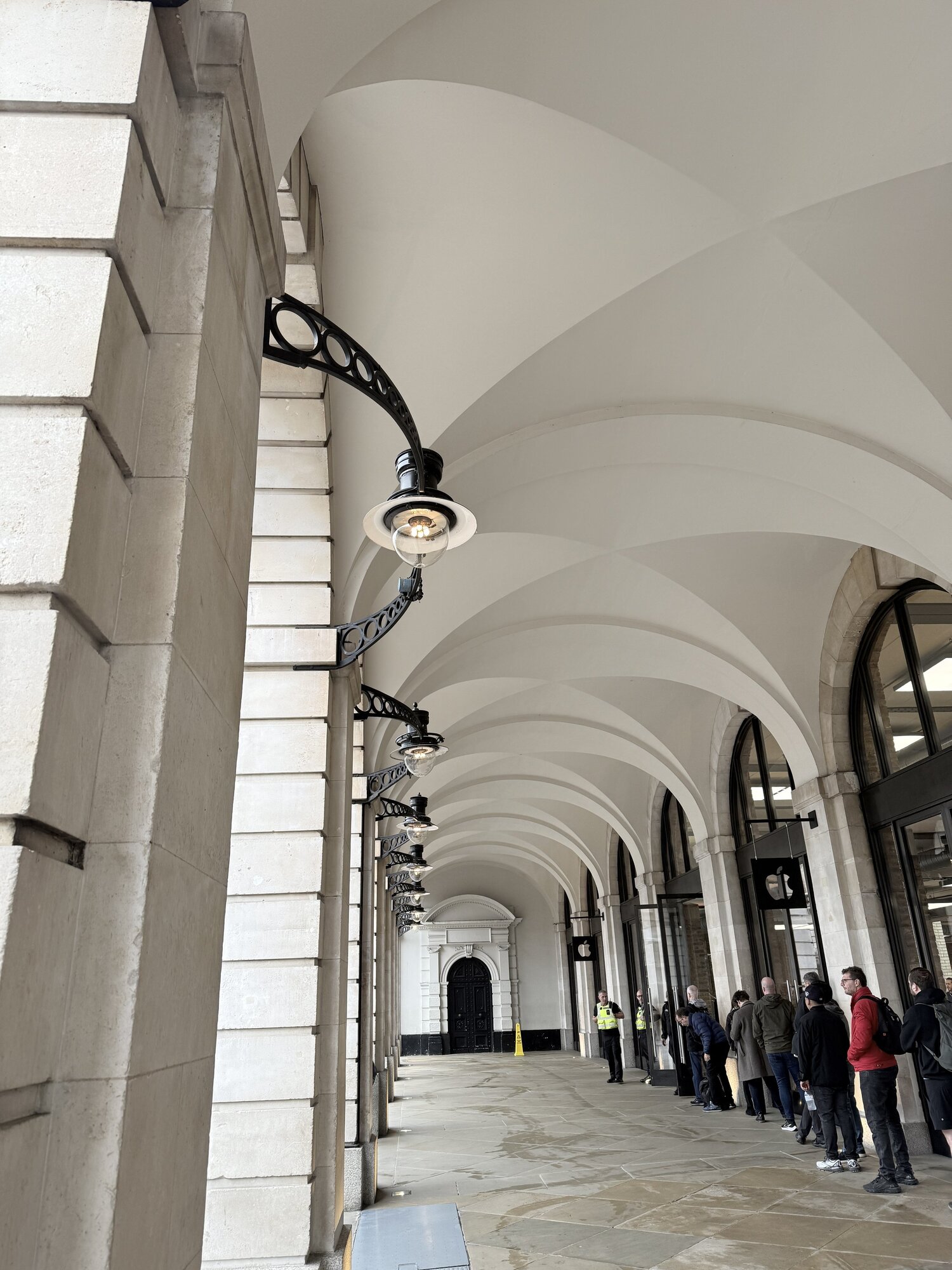 Covent Garden Apple Store, before (Photo by Kirk McElhearn)